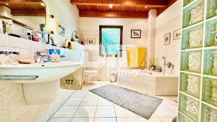 Zwei hochwertige Premium Doppelhaushälften im Paket auf großem Gewerbegrundstück - Haus 1 Badezimmer / Wanne / Dusche